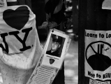 Fahnen, Bilder und Gedenkplakate am Ground Zero, 2002
