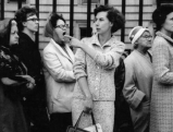 Frauen stehen vor dem Buckingham Palace in London