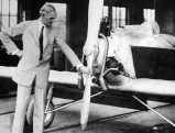 Henry Ford neben einem Flugzeug