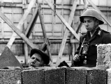 Bau der Berliner Mauer unter Bewachung der NVA, 1961