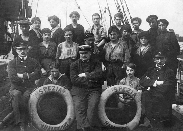 Schiffskapitän mit seiner Besatzung, 1917