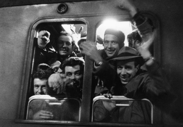 Italienische Gastarbeiter bei ihrer Ankunft in München, 1960 © Jenö Kovacs/SZ Photo