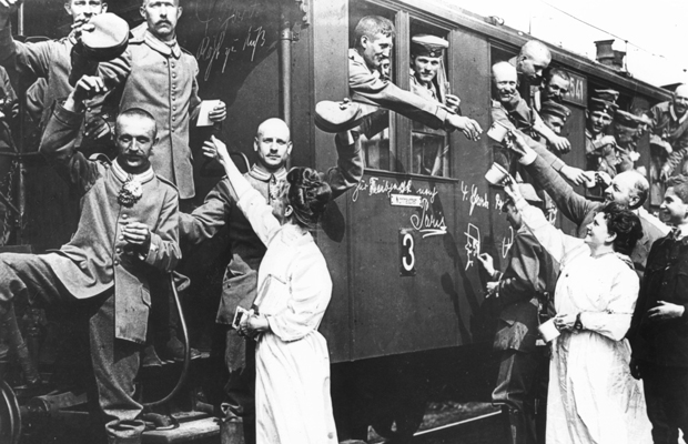 Deutsche Soldaten fahren mit der Eisenbahn an die Front, 1914