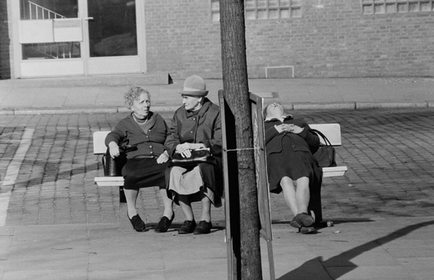 Alte Frauen auf einer Parkbank in Hamburg