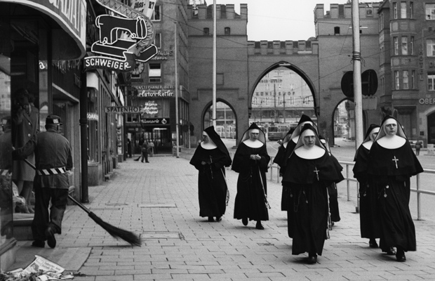 Nonnen vor dem Karlstor in München