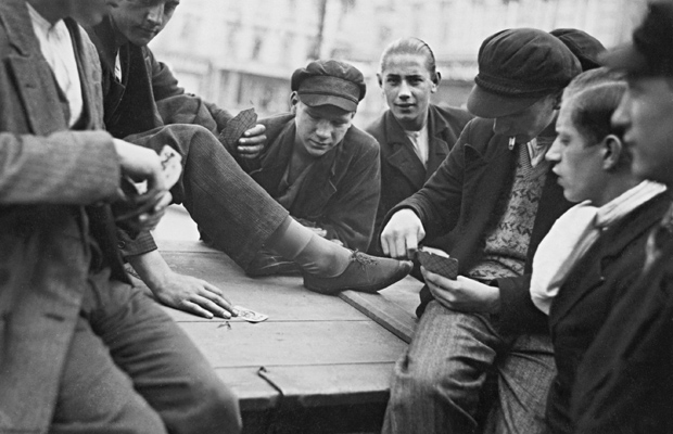 Junge Arbeitslose beim Kartenspiel auf dem Andreasplatz in Berlin, 1932