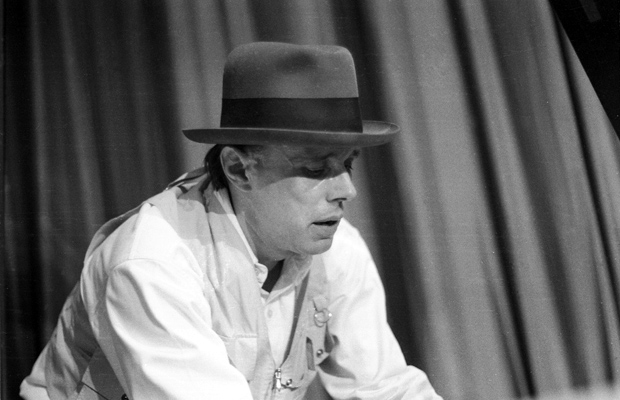 Joseph Beuys bei einer Aktion. Das Happening mit dem Titel 'Klavierspiel nach Sauerkraut auf dem Notenhalter' war ein Protest gegen die Polizeirepressionen anlässlich des Berlin-Besuches des US-Präsidenten Richard Nixon.