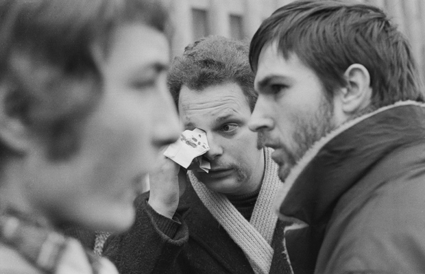 Ein Teilnehmer einer Demonstration des SDS (Sozialistischer Deutscher Studentenbund) anlässlich des Deutschland-Besuches von Richard Nixon in Berlin wischt sich mit einem Taschentuch Blut aus dem Gesicht.