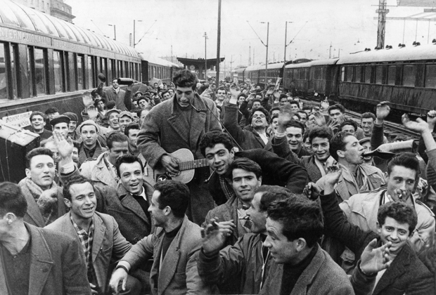 Arbeitnehmer aus Italien bei der Ankunft auf dem Hauptbahnhof in München.