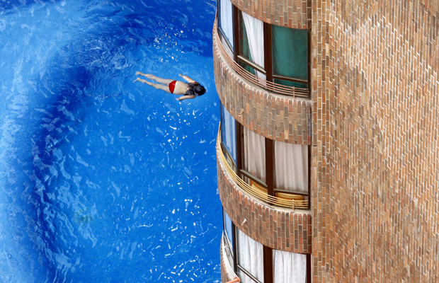 Benidorm, ESP, 26.08.09 - Ein Maedchen schwimmt im Pool eines Hotels.