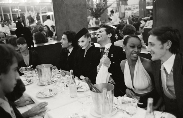 Karl Lagerfeld mit Art Director Antonio Lopez, Muse und Model Eija (links), sowieso Model Amina und Liebhaber Jacques de Bascher (rechts) im 'La Coupole' in Paris. Urhebervermerk: Max Scheler/SZ Photo.