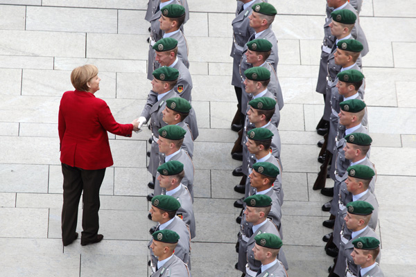 Berlin, DEU, 01.06.12 - Bundeskanzlerin Angela Merkel gratuliert einem Soldaten des Wachbataillons der Bundeswehr zum Geburtstag. Das Wachbataillon ist auf dem Gelände des Kanzleramts fuer den Empfang eines auslaendischen Staatsgastes angetreten.