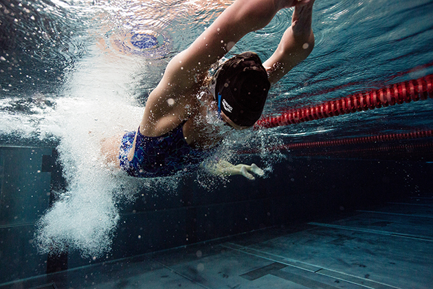 24.04.2021 - Brandenburg - Die Schwimmerin Gina Böttcher trainiert im Olympiastützpunkt Luftschiffhafen in Potsdam für die Paralympischen Spiele Tokyo 2021.