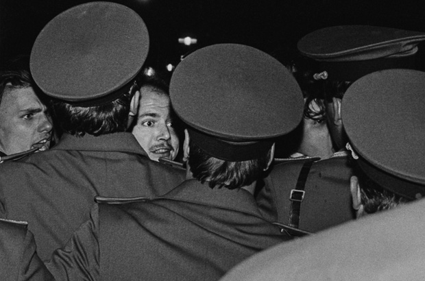 Demonstration fuer Meinungsfreihet und Reformen am Rande der Feier des 40 Jahrestages der DDR. Viele Festnahmen. Berlin Ost 7.10.1989 // Demonstration for freedom and reforms on the day of the celebration of the 40th anniversary of the East Germany, GDR. Many people were arrested. East Berlin 07.10.1989