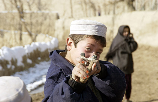 Kind mit Steinschleuder in Kunduz - Afghanistan am 15.12.2003.